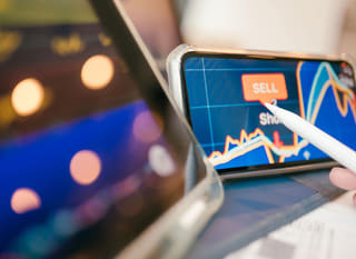Operador multimarket analizando opciones de Bitcoin, Ethereum y forex