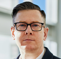 Retrato del CEO Alexander Hughes, ejecutivo de la empresa de operaciones con criptomonedas